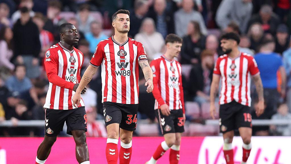 Sunderland Terjerembap: Dari Kuda Hitam ke Keterpurukan, Kekalahan Telak Kontra Forest Jadi Puncak Krisis