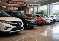 Deretan mobil baru di sebuah showroom otomotif Indonesia dalam format landscape, diprediksi mengalami kenaikan harga pertengahan 2026.