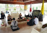 Kapolri Jenderal Listyo Sigit Prabowo berziarah ke makam Bung Karno di Blitar, Jawa Timur, dalam rangka Hari Bhayangkara ke-80.