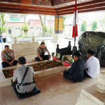 Kapolri Jenderal Listyo Sigit Prabowo berziarah ke makam Bung Karno di Blitar, Jawa Timur, dalam rangka Hari Bhayangkara ke-80.