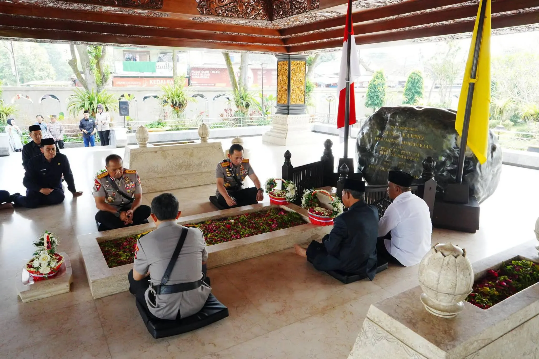 Kapolri Jenderal Listyo Sigit Prabowo berziarah ke makam Bung Karno di Blitar, Jawa Timur, dalam rangka Hari Bhayangkara ke-80.