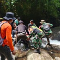 Tim SAR Gabungan mengevakuasi empat warga yang sempat hilang di Hutan Agotei, Boltim. Seluruh korban ditemukan selamat, dua di antaranya warga Kotamobagu. Foto: Istimewa