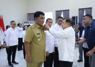 Ketua Umum PMI Pusat Muhammad Jusuf Kalla didampingi Gubernur Sulut Yulius Selvanus saat melantik Pengurus Provinsi PMI Sulawesi Utara periode 2026-2031 di Wisma Negara Bumi Beringin, Manado, Senin (15/6/2026). Foto: Humas Pemprov Sulut