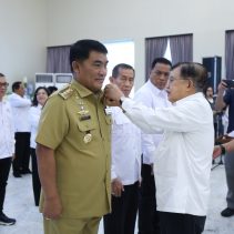 Ketua Umum PMI Pusat Muhammad Jusuf Kalla didampingi Gubernur Sulut Yulius Selvanus saat melantik Pengurus Provinsi PMI Sulawesi Utara periode 2026-2031 di Wisma Negara Bumi Beringin, Manado, Senin (15/6/2026). Foto: Humas Pemprov Sulut