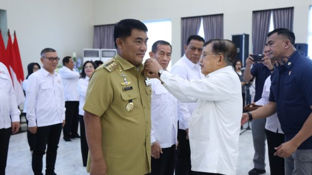 Ketua Umum PMI Pusat Muhammad Jusuf Kalla didampingi Gubernur Sulut Yulius Selvanus saat melantik Pengurus Provinsi PMI Sulawesi Utara periode 2026-2031 di Wisma Negara Bumi Beringin, Manado, Senin (15/6/2026). Foto: Humas Pemprov Sulut