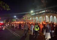 Petugas kepolisian dari Polres Kotamobagu saat bersiaga menjaga ketertiban arus lalu lintas dan mengawal jalannya Pawai Obor Gema Gemilang Muharram NU 2026 di Kotamobagu. Sumber: Humas Polres Kotamobagu