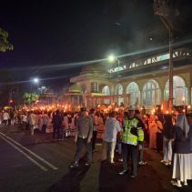 Petugas kepolisian dari Polres Kotamobagu saat bersiaga menjaga ketertiban arus lalu lintas dan mengawal jalannya Pawai Obor Gema Gemilang Muharram NU 2026 di Kotamobagu. Sumber: Humas Polres Kotamobagu