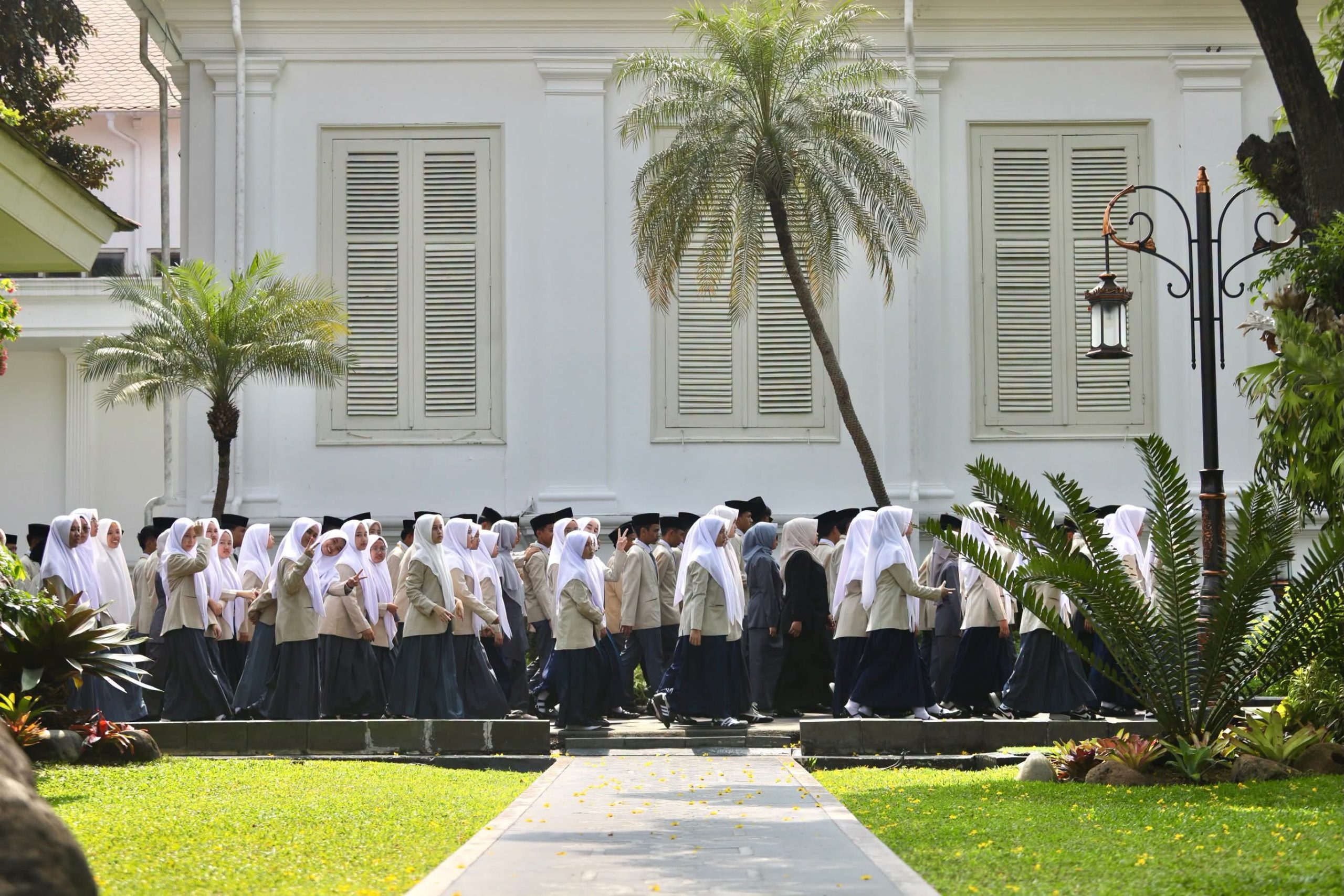 198 Siswa Al-Mashduqi International Islamic Boarding School Kunjungi Istana Kepresidenan
